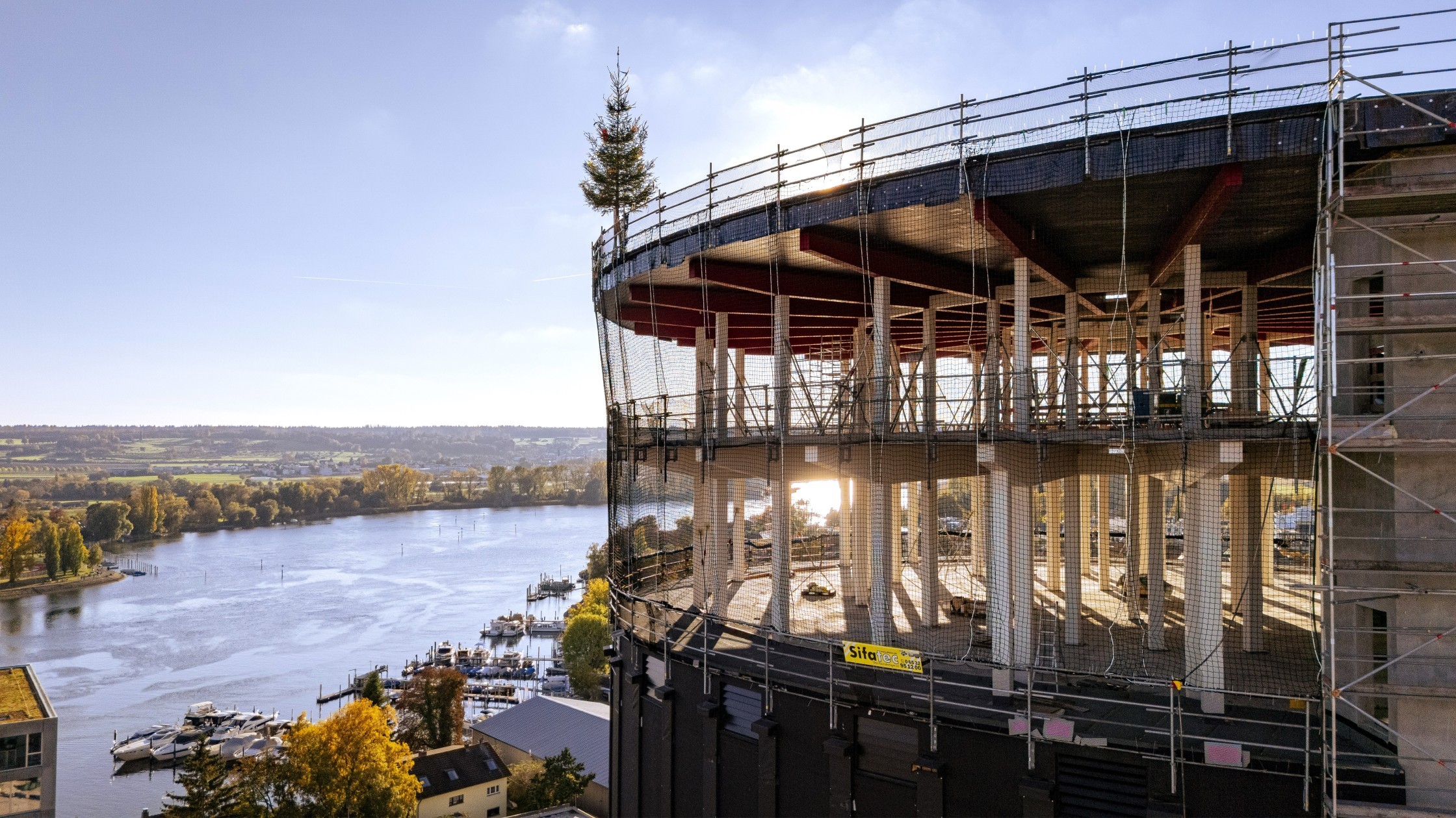 Blick am Panorama vorbei aufs Wasser 