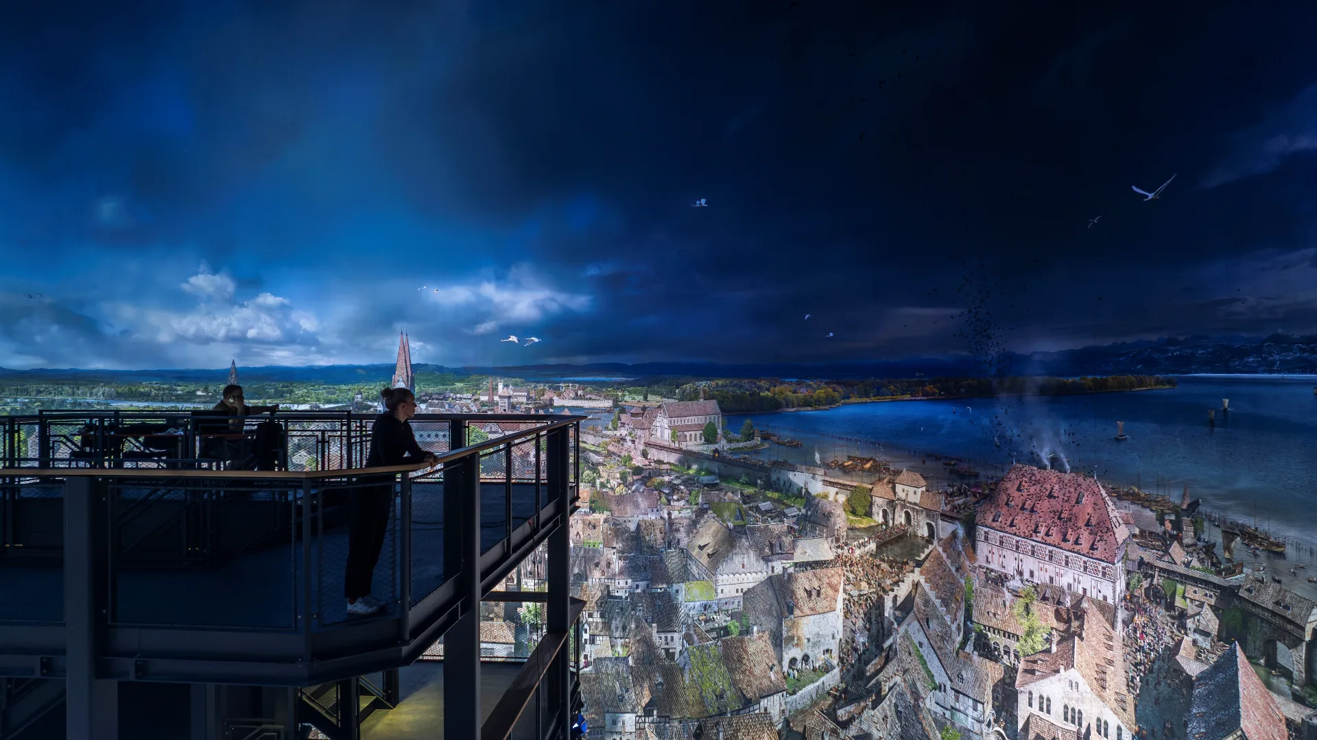 Aussichtsplattform vor dem Panorama des mittelalterlichen Konstanz mit Blick auf den Bodensee